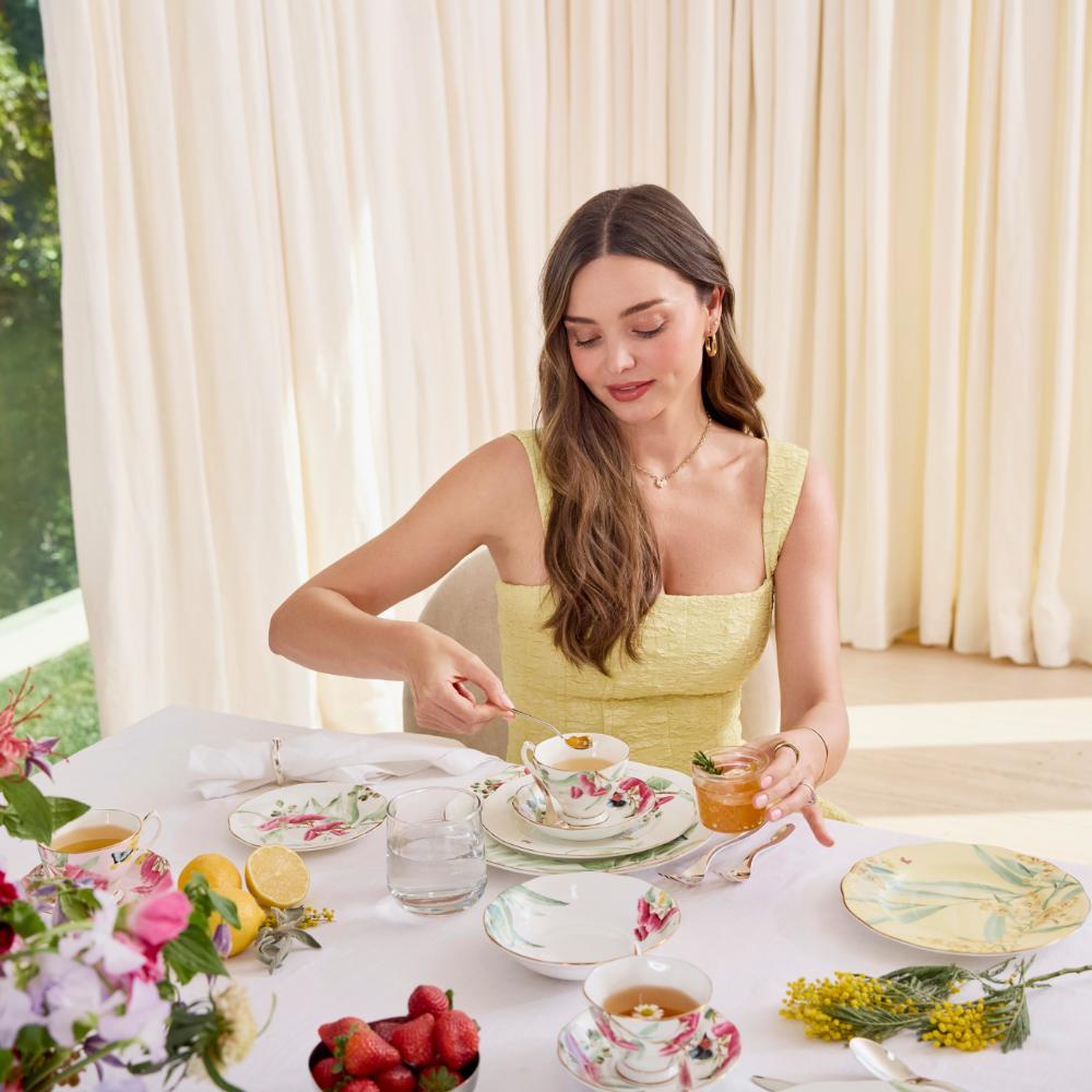 Miranda Kerr spooning honey into her tea