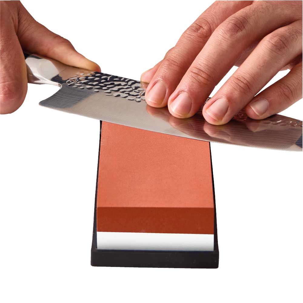 Man sharpening knife with Whetstone 600/2000 - MyHouse