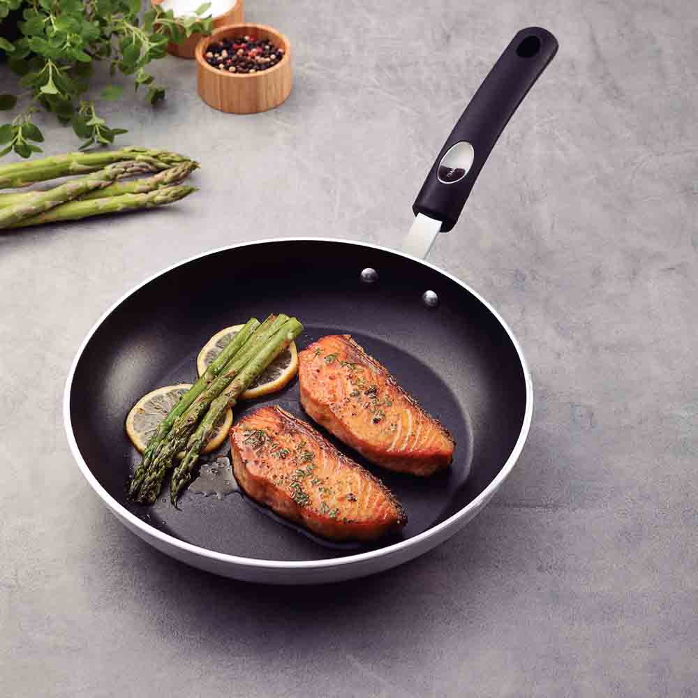 2 pieces of salmon with asparagus in frypan 26cm - MyHouse