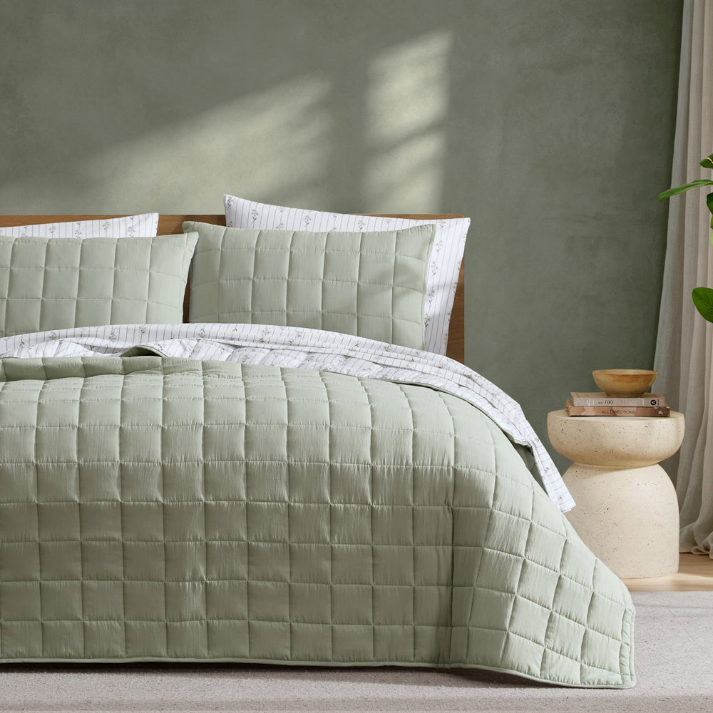 Ardor Bouquet Reversible Coverlet Set Queen / King